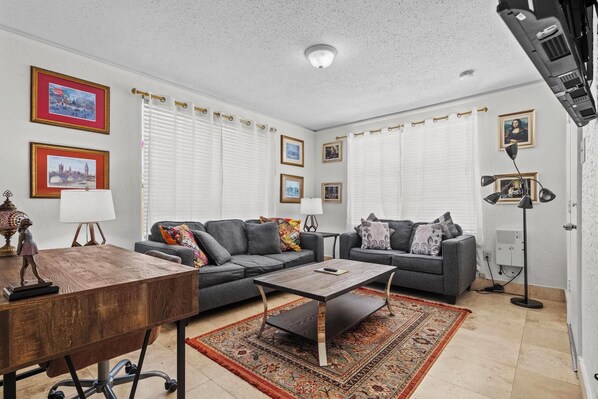 Cozy living room with Queen size sleeper sofa