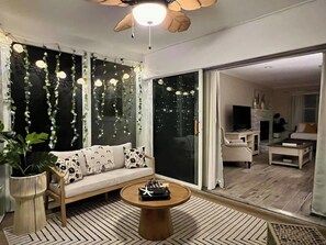 The sliding doors open all the way! Allowing for more indoor/outdoor hangout space. ✨