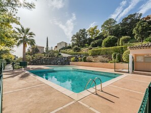 L'Eau, Ciel, Nuage, Plante, Propriété, Piscine, Bâtiment, Bleu Azur, Arbre, Mobilier De Jardin