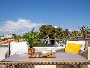 Himmel, Tabelle, Wolke, Eigentum, Möbel, Azurblau, Gartenmöbel, Baum, Interior Design, Arecales