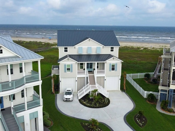Welcome to Fishwife - brand new beachfront house in Galveston's top location!
