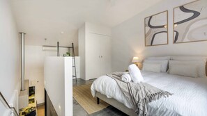 Queen bedroom with closet