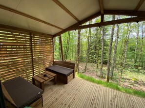 Terrasse vue sur la forêt