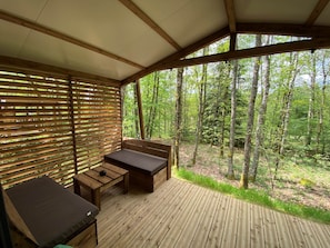 Terrasse vue sur la forêt