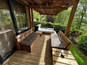 Terrasse couverte 19m2 avec Spa privatif chauffé à 38°C