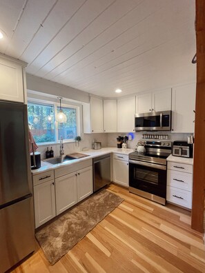 Spacious Kitchen with marble countertops, stainless steel appliances, and more!