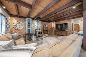 75" Smart TV with YouTube TV. YouTube TV is included on all TV's in the cabin. Great to watch your favorite sports team or the latest movie. There is also a Blu-ray player in the living room.