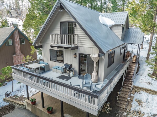 Welcome to Ridgeview Retreat! We believe in unbeatable amenities and service. We believe in unbeatable service, communication, and amenities! Stay with us! @thecabinhost 