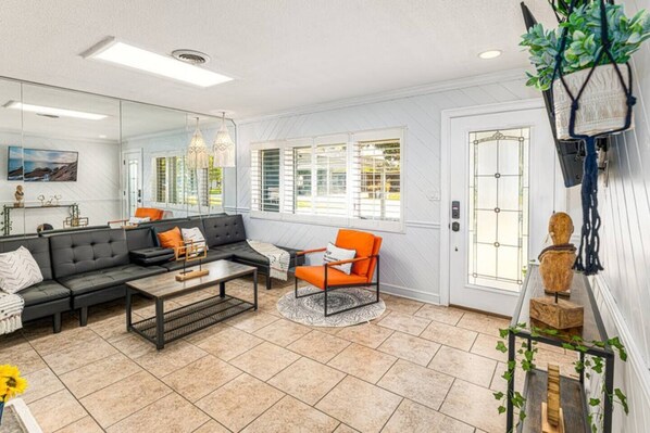 Cozy living room with modern furniture, natural light and elegant decoration. A perfect space to relax and enjoy your stay.