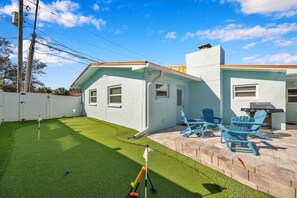 Minigolf putting green, BBQ Grill and Outdoor sitting area