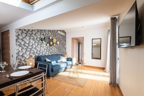 Spacious lounge with view of the private terrace – An elegant and inspiring setting for remote work or relaxation, with stunning mountain views from the Nest in Mandara penthouse in Juan-les-Pins. Perfect for a premium business stay