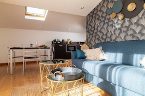 Spacious living room with dining area and lounge. Also perfect for working – A versatile space for relaxation or work during your stay at Nest in Mandara on the French Riviera.