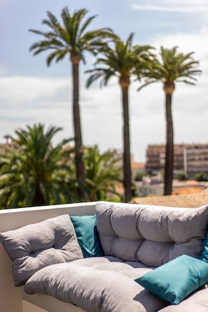 Private terrace of your accommodation, perfect for relaxing or working, telecommuting, student stay, or business trip with Wi-Fi.