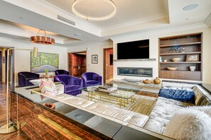 Living Room | Flat-Screen TV | Free WiFi | Decorative Fireplace