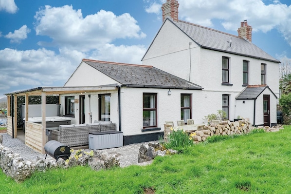 Hill House - 4 Bedroom Holiday Home - Llanrhidian (4916)