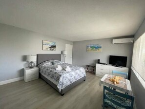 Spacious and comfortable studio a block from the beach