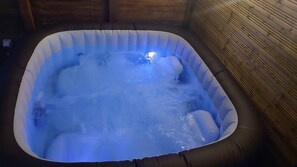Indoor spa tub