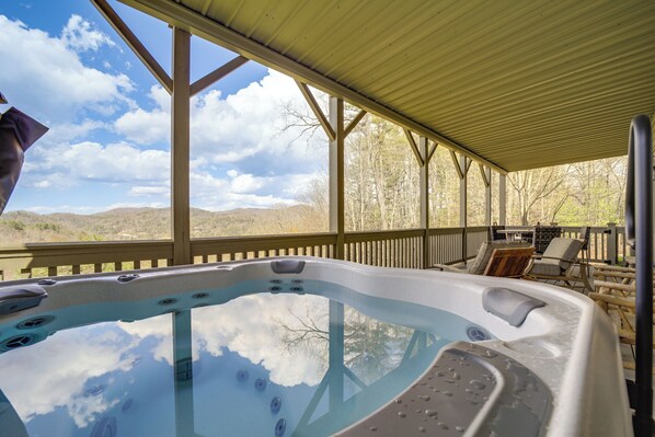 Cullowhee Vacation Rental | 4BR | 3.5BA | 4,000 Sq Ft | Stairs to Access