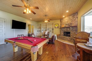 Rec Room | Wet Bar | Free WiFi | Flat-Screen TVs