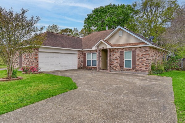 Baton Rouge Vacation Rental | 3BR | 2BA | 1,750 Sq Ft | 2 Steps to Enter
