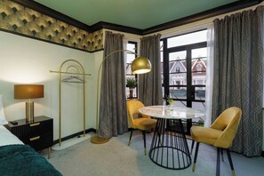 Stylish Corner Room: Bright space with elegant decor and stunning views to inspire your stay!