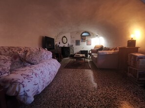 WiFi, smart TV, games, dvds, luxury furnishings. 