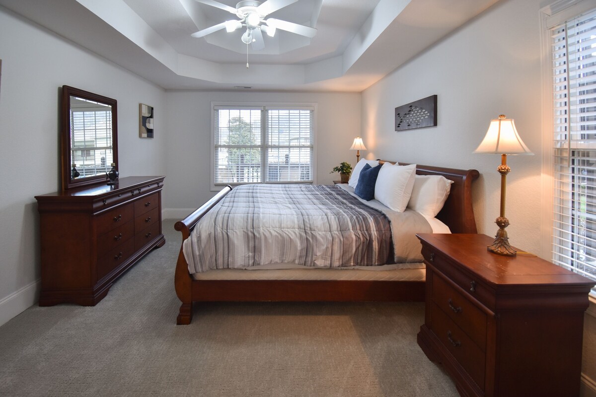 Lake-view ground-level condo with pool, jetted tub – walk to marina/restaurants