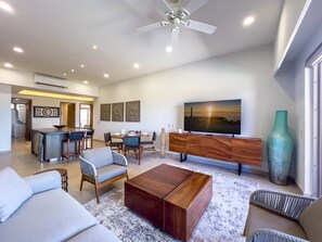 Coastal Elegance: Enjoy with Family and Friends this cozy Living room!