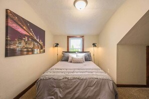 Full bed Upper Level
