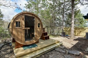 sauna and cold plunge pool