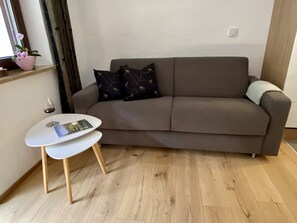 Ferienwohnung mit moderner Ausstattung im Alpenchic-Sofa