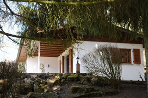 Stugans exteriör [sommar]