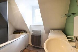SDB avec baignoire, lave linge 