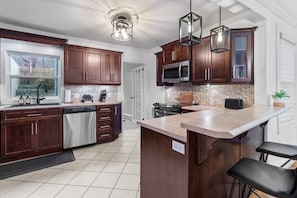 Enjoy your cup of coffee or tea on this counter before you go out to explore.