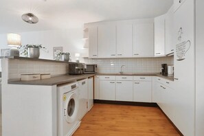 Add a touch of elegance with a stylish backsplash that complements the sleek kitchen design. Geniet van knusse avonden bij Poppodium overnachten.