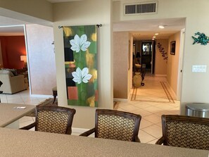 Breakfast bar in Kitchen