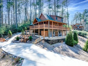 View of Hilltop Haven stairs to entrance