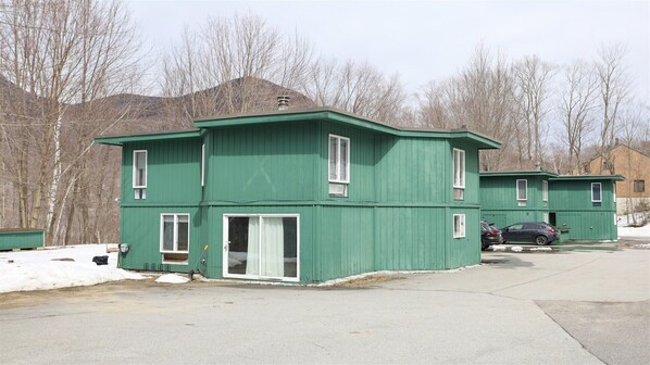 Outside of Lincoln Condos Near Loon Mountain