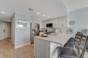 Cozy kitchen with plenty of seating