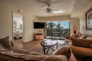 2 Bedroom, 2 Bath Beautiful Accommodations - Relax on the comfy sofa and watch your big screen TV