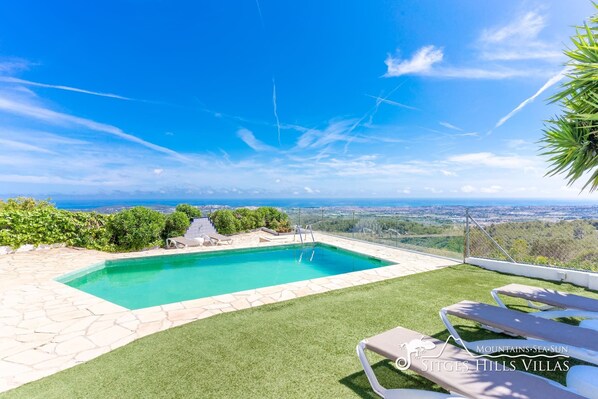 Swimming pool with spectacular views