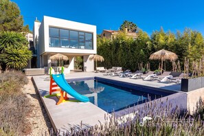 Beautiful private *heated swimming pool, hot tub and great outside space