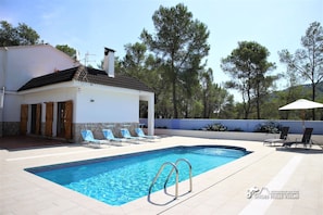 Schwimmbad mit viel Terrassenfläche zum Sonnenbaden und Entspannen.