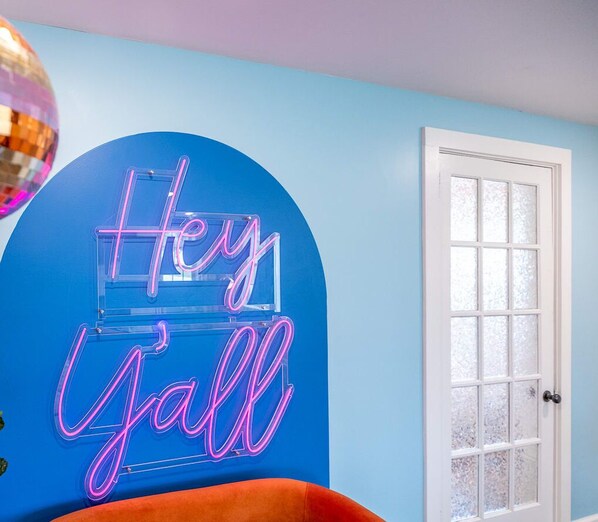 Rank One Stays presents, “Just Peachy,” a 4 bed 2 bath haven of relaxation, where modern comfort meets Southern charm, nestled in a tranquil neighborhood. Experience a home that’s as sweet as a peach, where every room tells a story of warmth and welcome.
