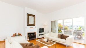 Elegantly furnished, spacious living room.