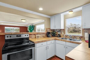 Full sized kitchen stocked with all appliances for cooking