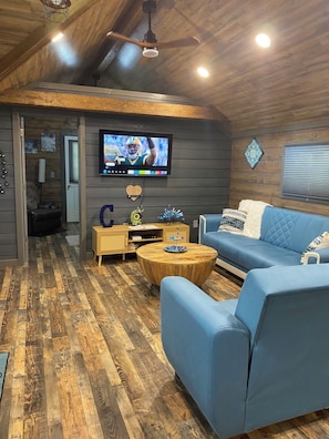 Living Room with Flat Screen and High speed Fiber Optic internet