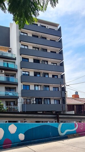 Vista frontal de la propiedad