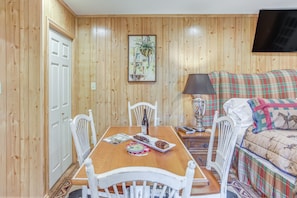 Dining Area | Dishware/Flatware Provided