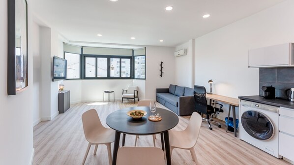 The living area is very bright and has everything needed, from a sofa and TV to a desk and a meal area
#relax #bright #entertainment #algarve #portugal